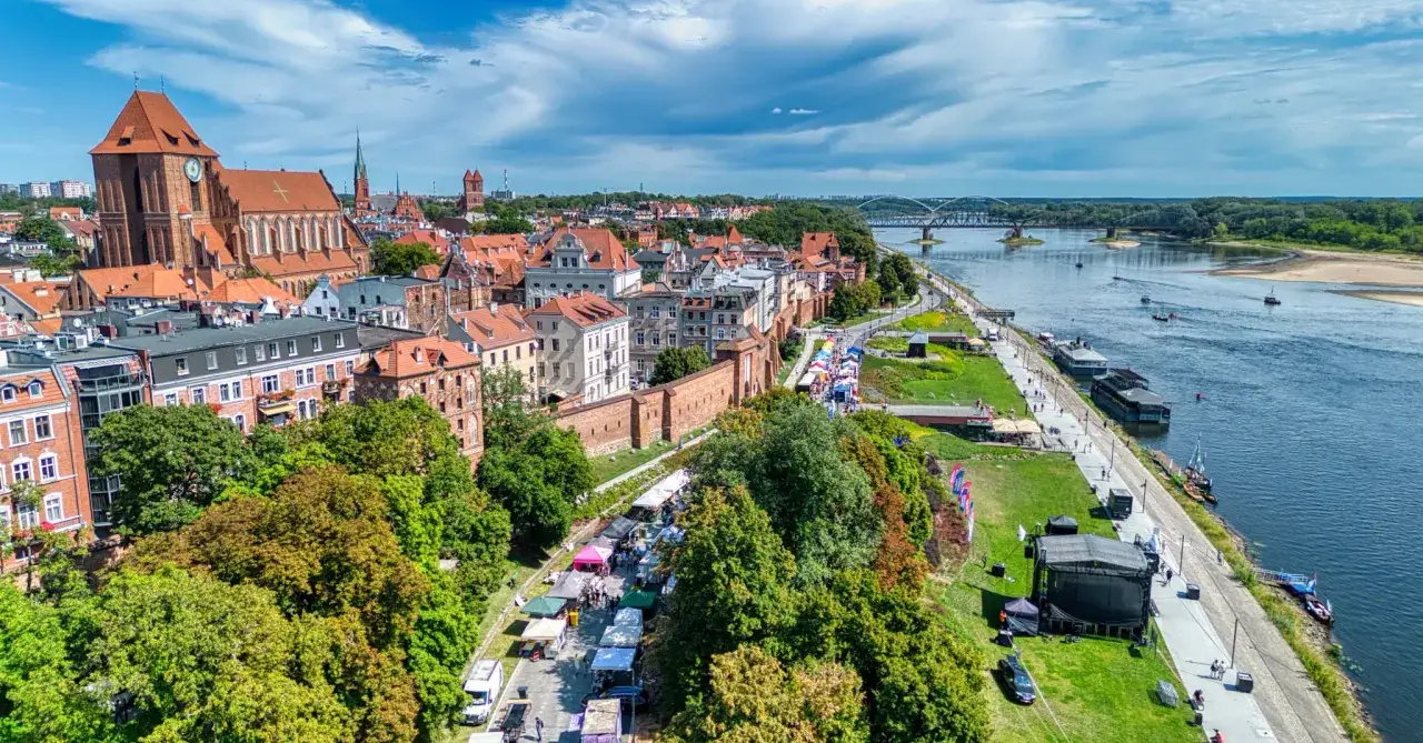 Toruń na weekend: spacer po bulwarach nad Wisłą, jarmark i widok na katedrę.