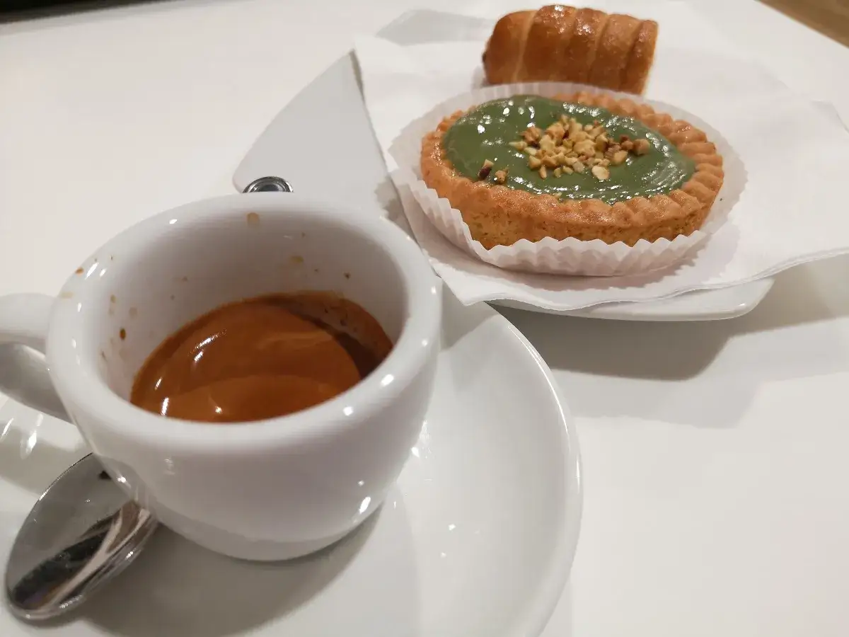 Włoskie słodkości: espresso i babeczka z pistacjami. Włochy ciekawostki kulinarne.