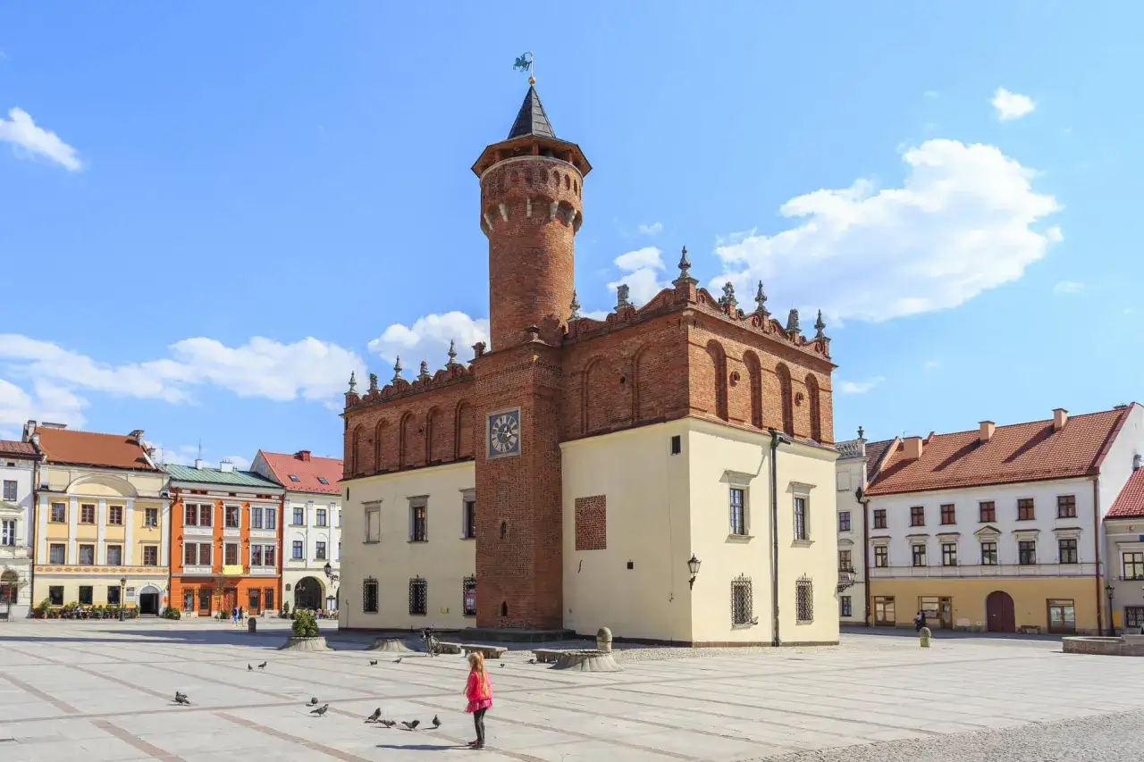 Rynek w Tarnowie z ratuszem i kolorowymi kamienicami. Idealne miejsce na weekendowe atrakcje.