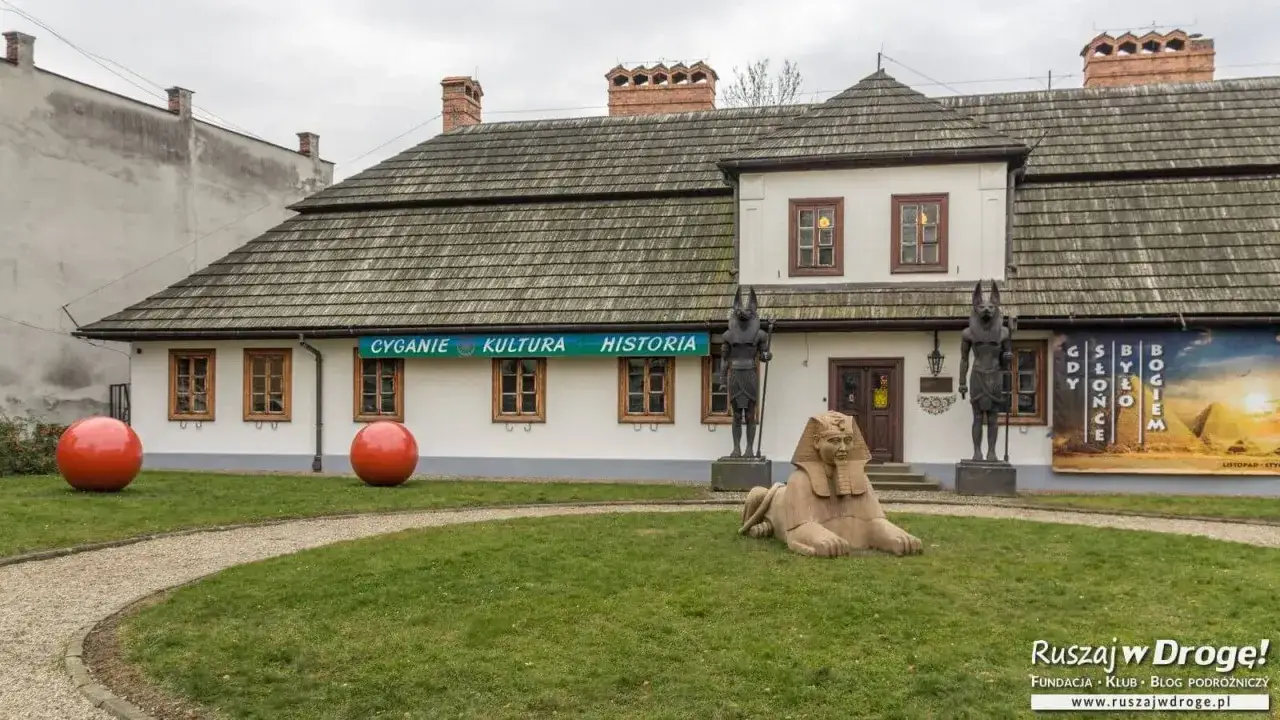 Tarnów atrakcje na weekend: Muzeum z egipskimi rzeźbami i wielkimi czerwonymi kulami.