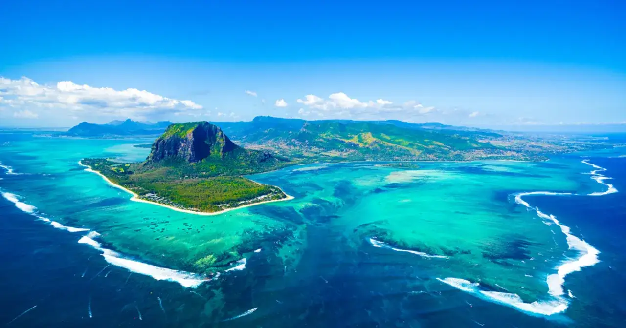 Widok z lotu ptaka na Mauritius: góra Le Morne Brabant, turkusowa laguna i rafy koralowe. Idealne miejsce, by zobaczyć, co Mauritius ma do zaoferowania.