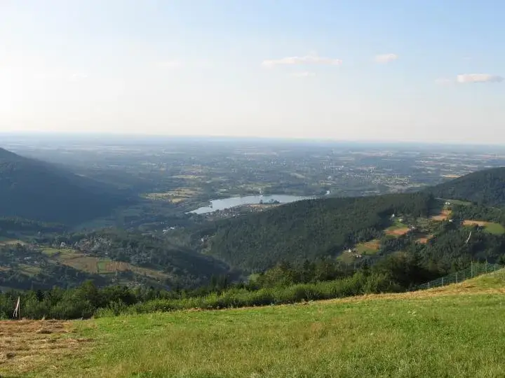Zdjęcie Góra Żar: Gdzie jest i dlaczego grawitacja tam oszukuje?