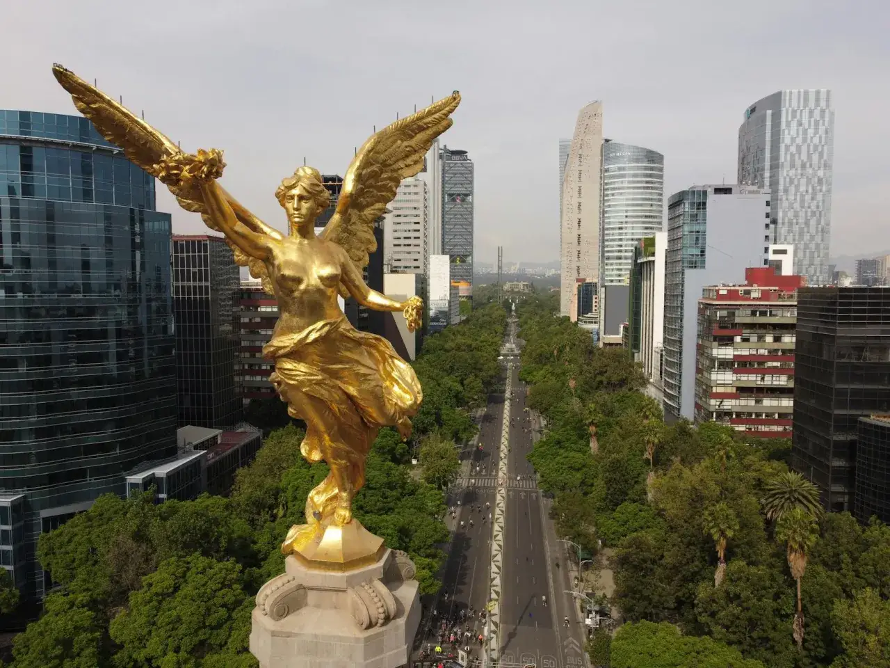 Złota Nike góruje nad Paseo de la Reforma w Meksyku, symbolizując wolność i potęgę tego tętniącego życiem miasta.